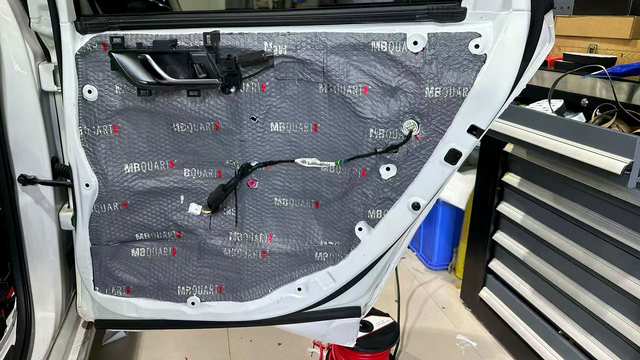 宝马汽车音响升级案例：国内首台BMW X5哈曼原装升级宝华20件音响全套相关的湛江汽车音响改装实拍封面