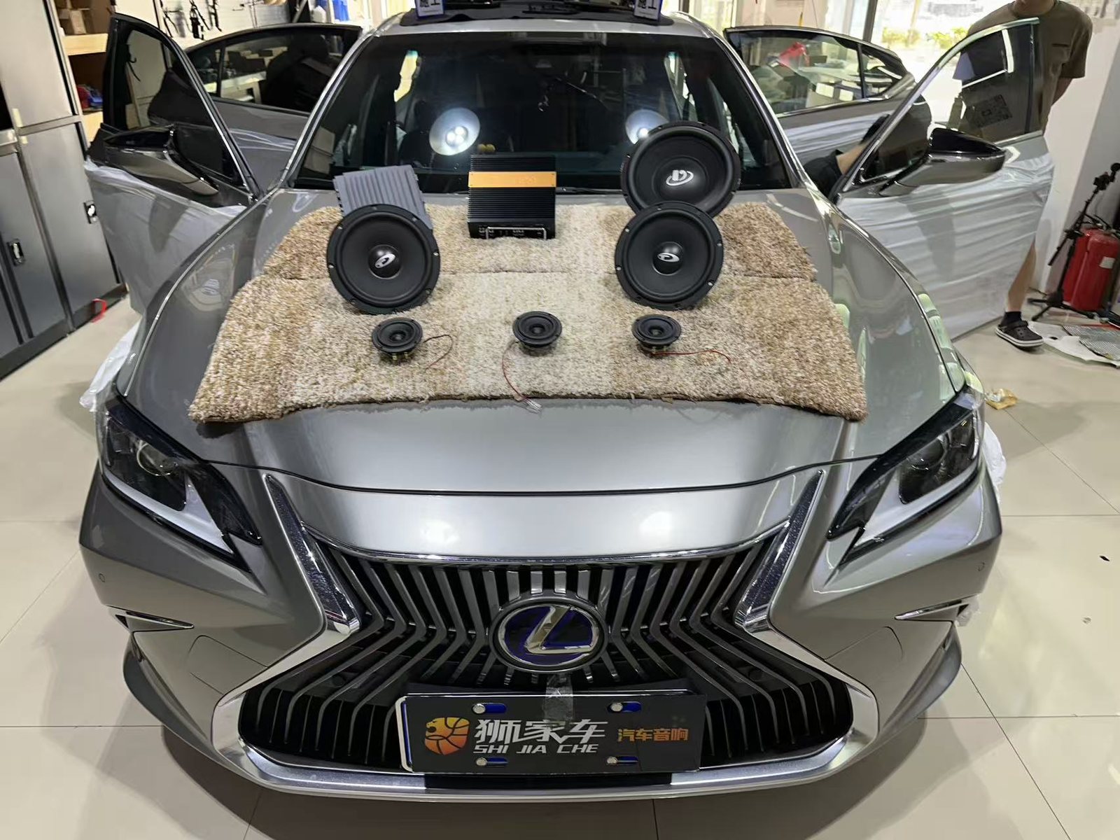 雷克萨斯车辆与音响器材施工前摆位